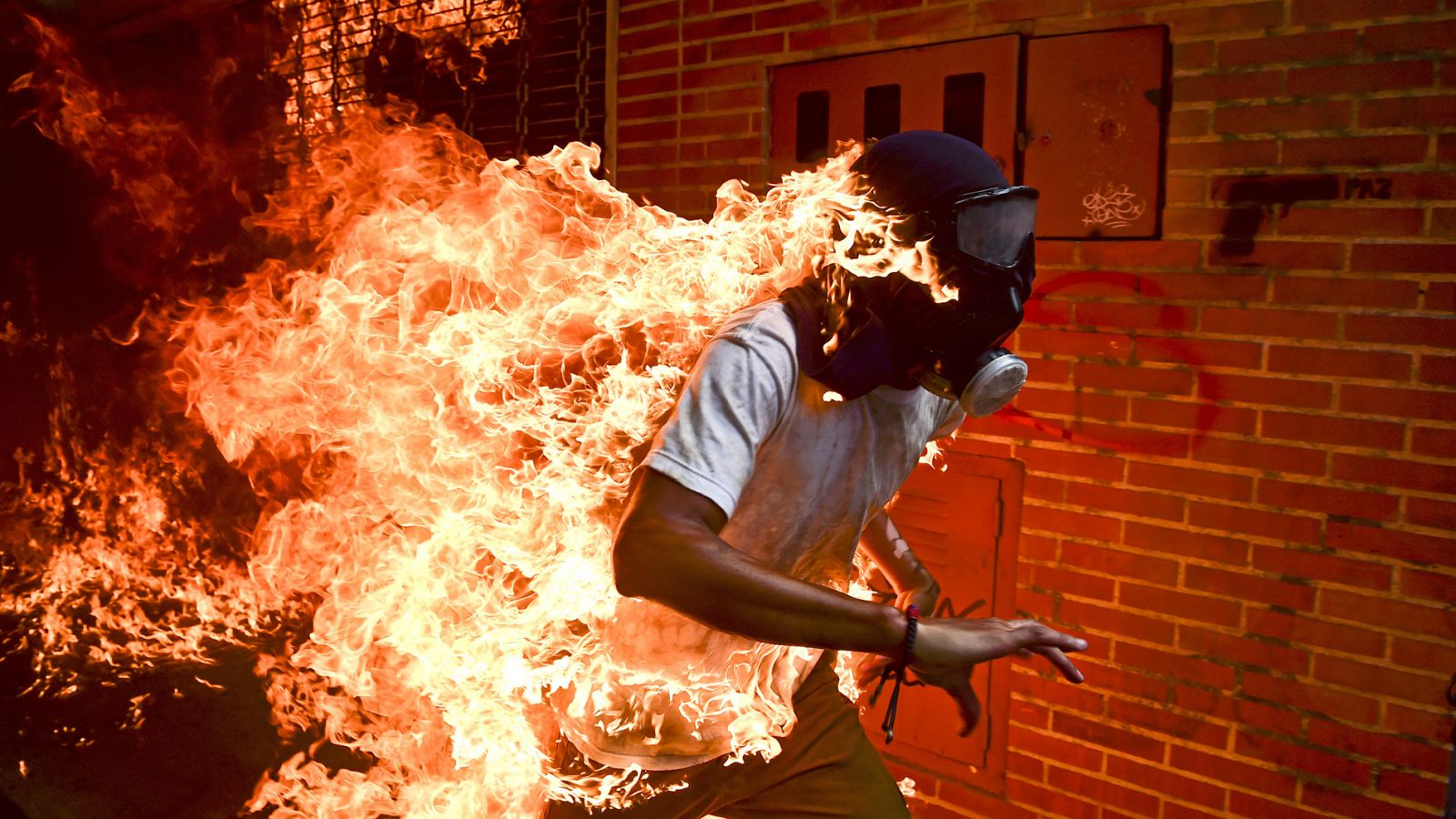 El venezolano Ronaldo Schemidt recibe el World Press Photo por una imagen de unos disturbios en Caracas