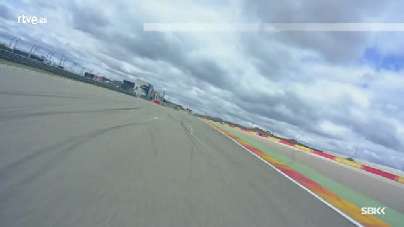 Date una vuelta por el circuito de MotorLand desde una camara 'on board'.