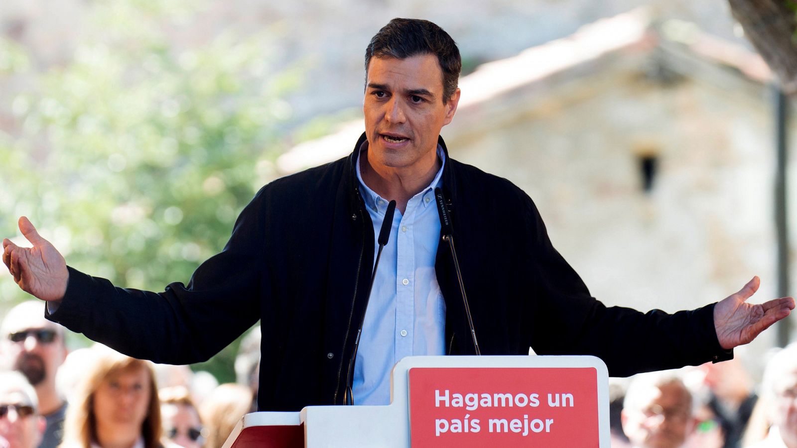 Telediario 1: Sánchez, a Rivera: "No se puede soplar y sorber al mismo tiempo, o se está con la regeneración democrática o se apoya la corrupción del PP de Madrid" | RTVE Play