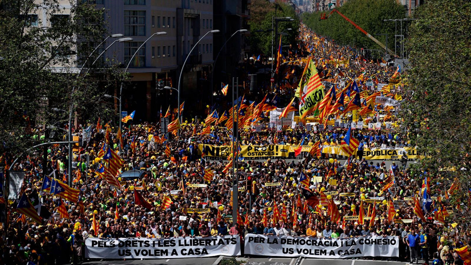 Telediario 1: Miles de personas vuelven a exigir en Barcelona la libertad de los líderes independentistas encarcelados | RTVE Play