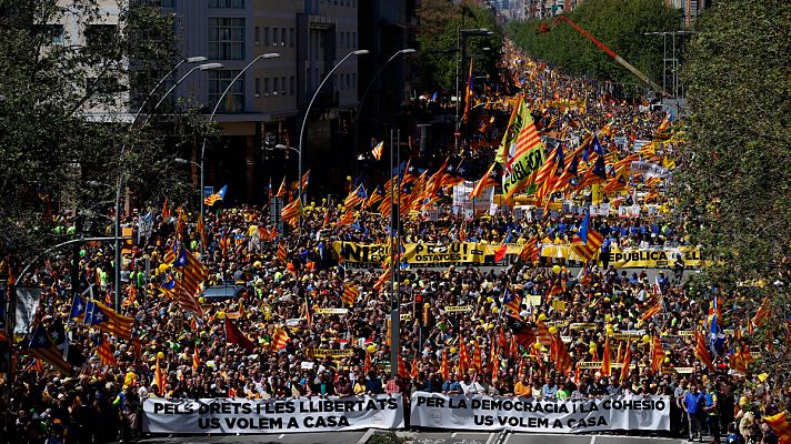 Miles de personas vuelven a exigir en Barcelona la libertad de los líderes independentistas encarcelados