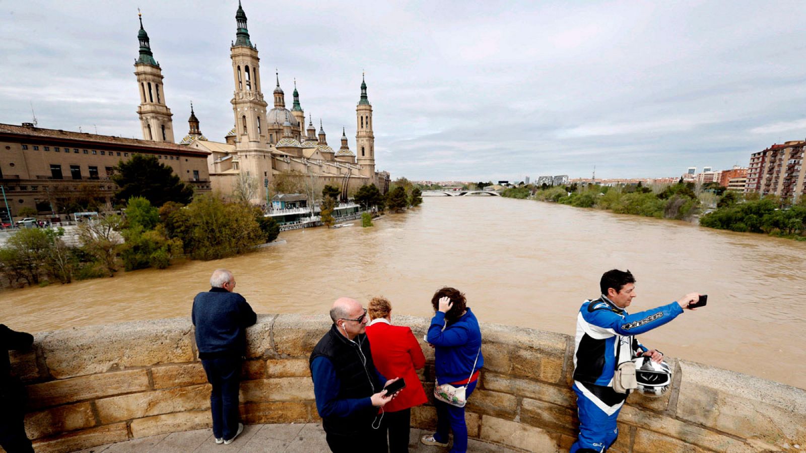 Telediario 1: El Ebro llega a los 5'31 metros en Zaragoza | RTVE Play