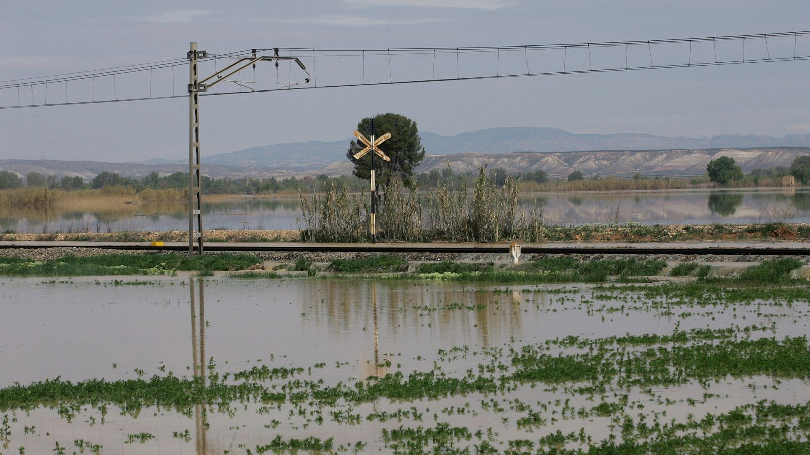 La crecida del Ebro pasa por Zaragoza sin daños, pero la Ribera Baja sigue en alerta