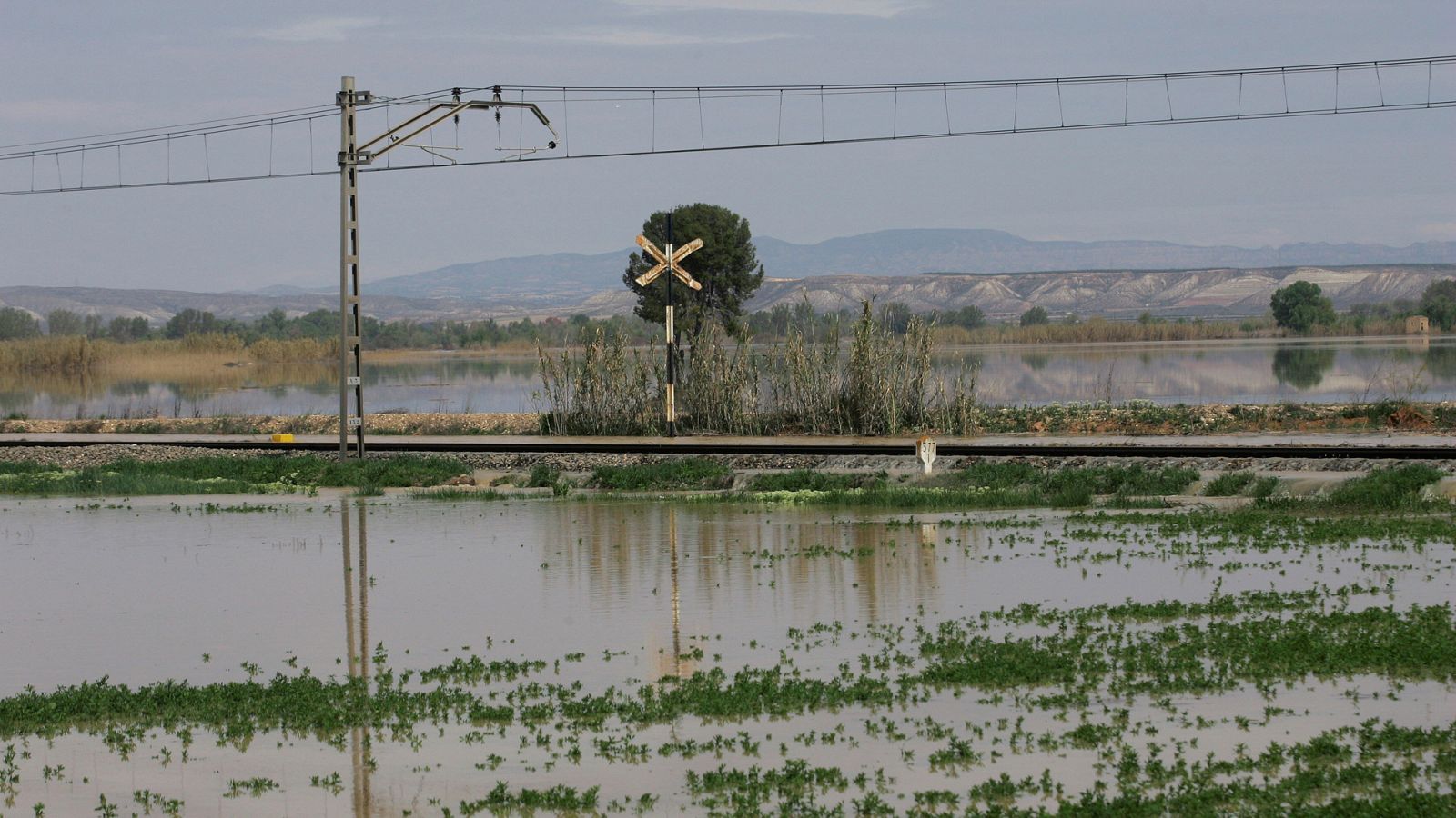 La crecida del Ebro pasa por Zaragoza sin daños, pero la Ribera Baja sigue en alerta