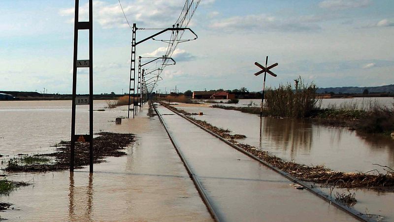 La crecida del Ebro llega a la Ribera Baja y amenaza los cultivos y el casco urbano de algunos pueblos