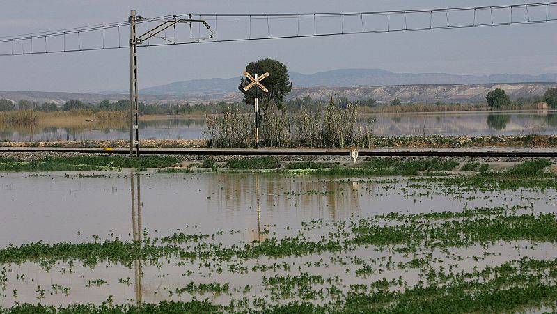 La crecida del Ebro inunda los cultivos de Aragón ante el tempor de los agricultores