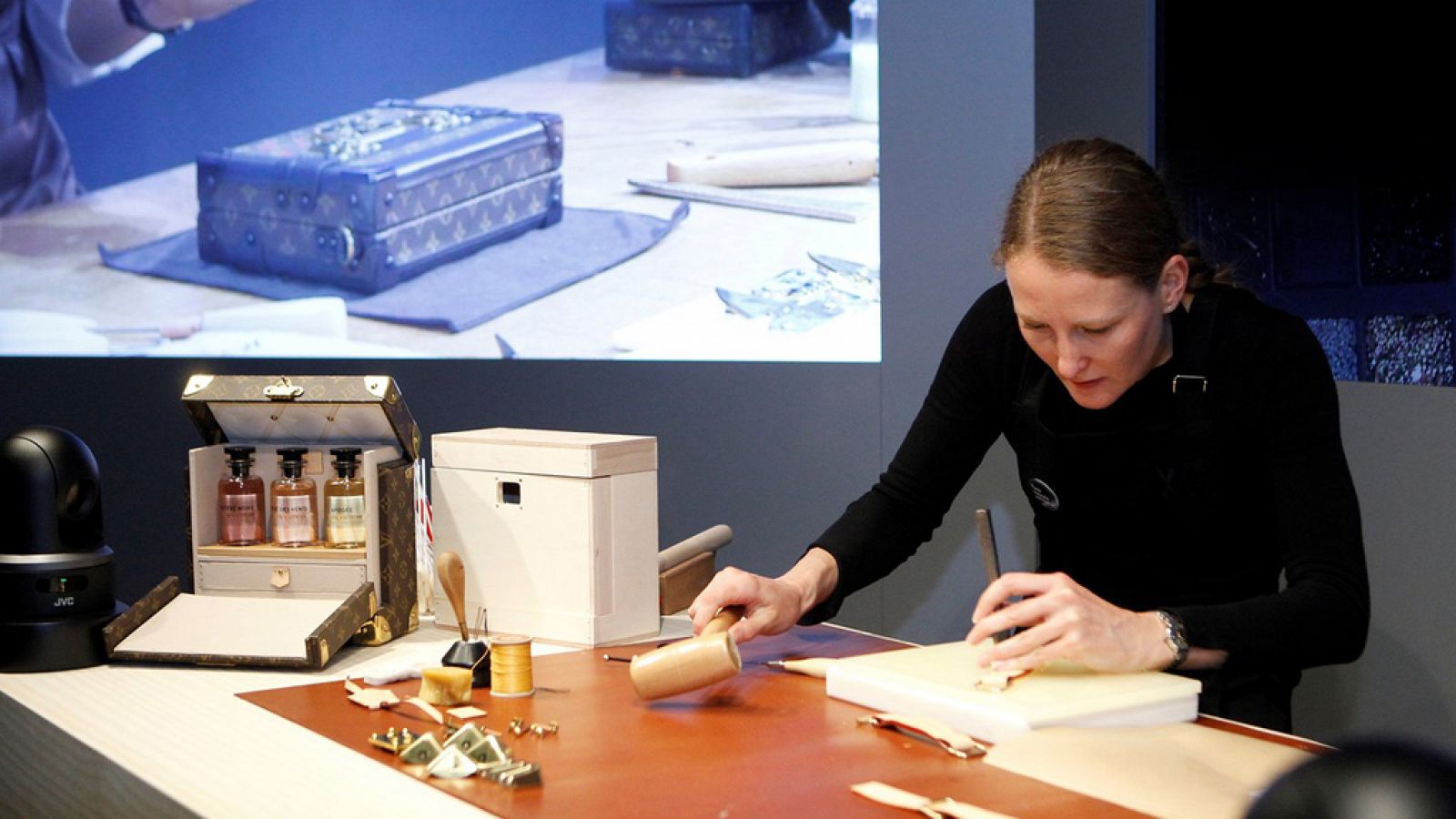 El museo Thyssen expone 'Time Capsule' un viaje por 160 años de historia de la casa Louis Vuitton. 