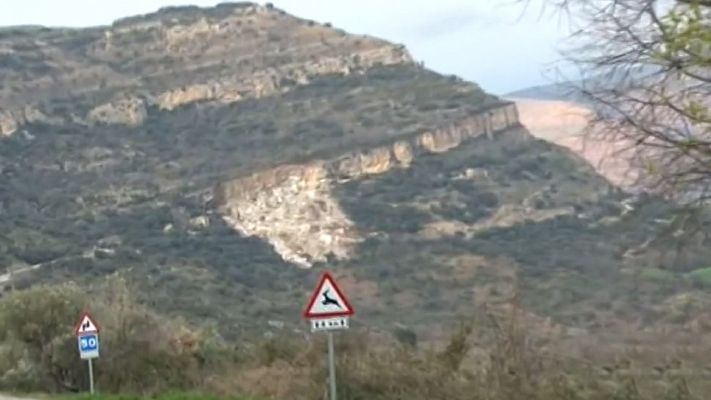 Un desprendimiento de tierras en una carretera de Lleida atrapa a dos ocupantes de un coche