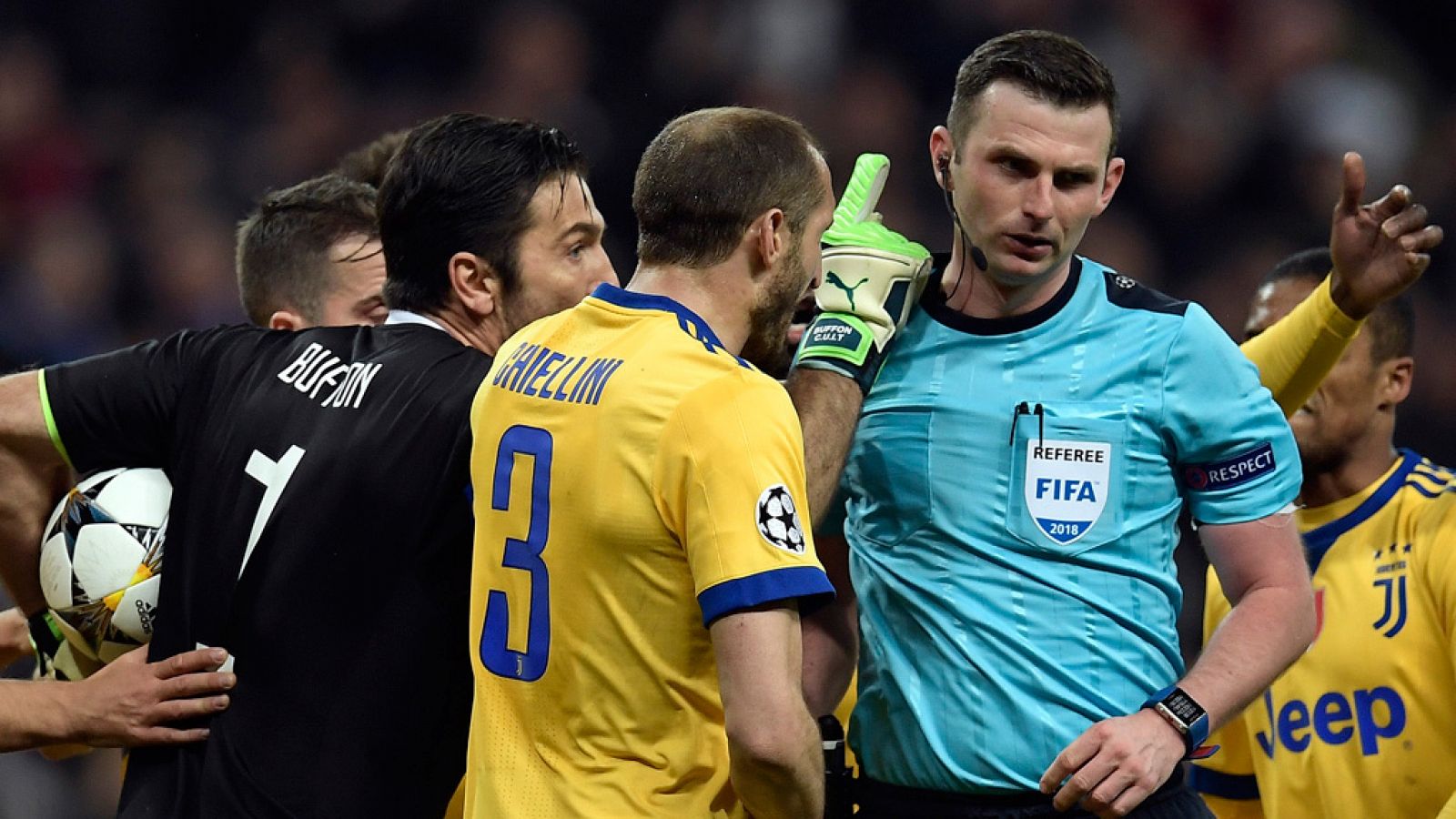 La UEFA "condena enérgicamente" el acoso sufrido por Michael Oliver y su esposa | Ver