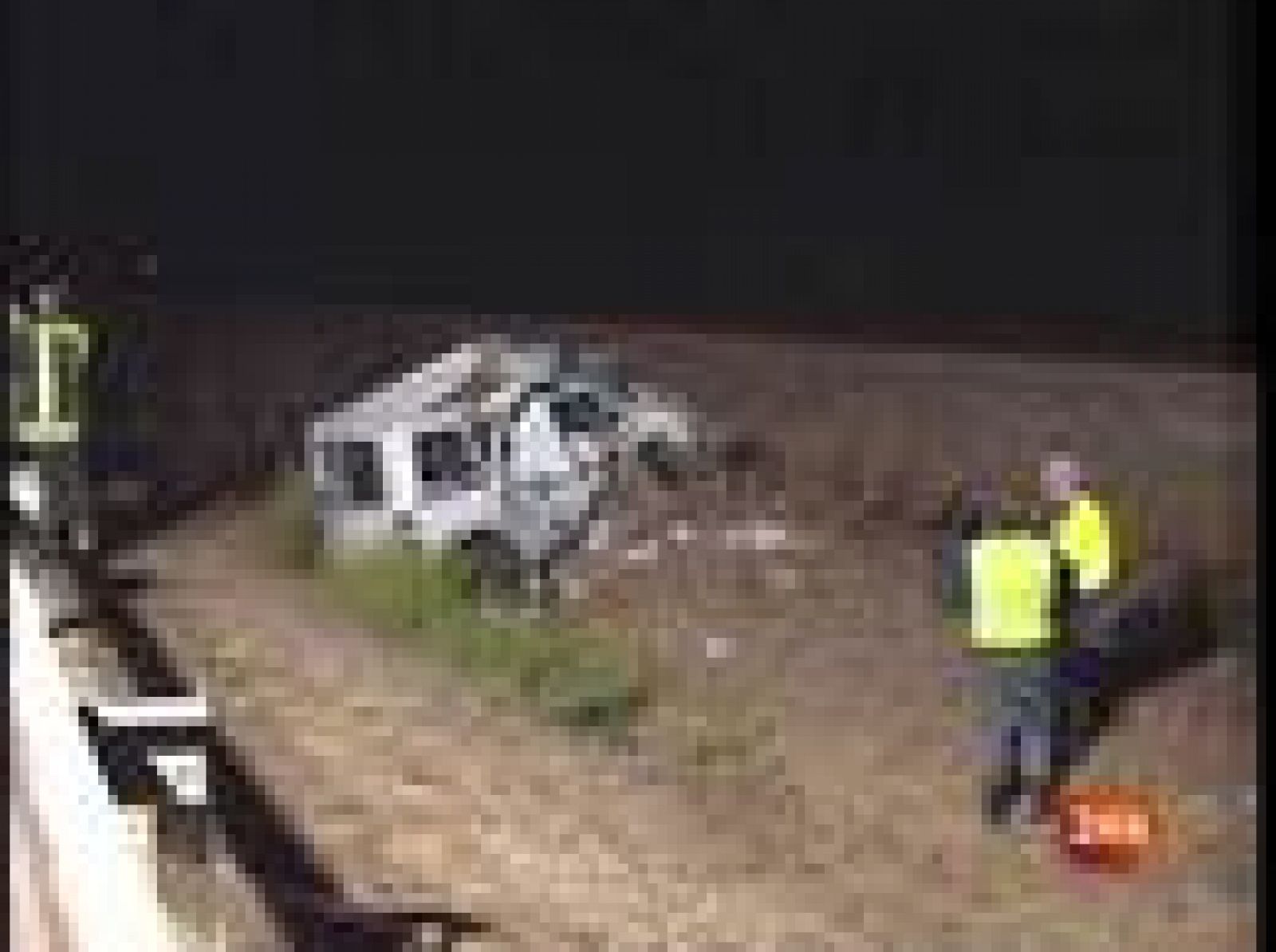 Un hombre de 28 años ha muerto al ser arrollada por un tren la furgoneta en la que viajaba en un paso a nivel sin barreras en Las Infantas, Jaén. El tren regional cubría el trayecto Madrid- Jaén y en el momento del accidente viajaban 23 personas, según la Guardia Civil. Al menos una de ellas ha recibido atención médica. El fallecido trabajaba en las obras de reparación de la vía (25/03/09).