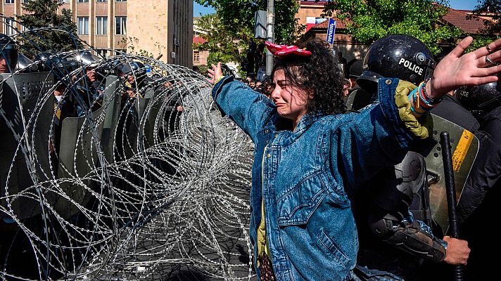 20H - Decenas de heridos tras las protestas en Armenia contra la elección del expresidente Sargsián