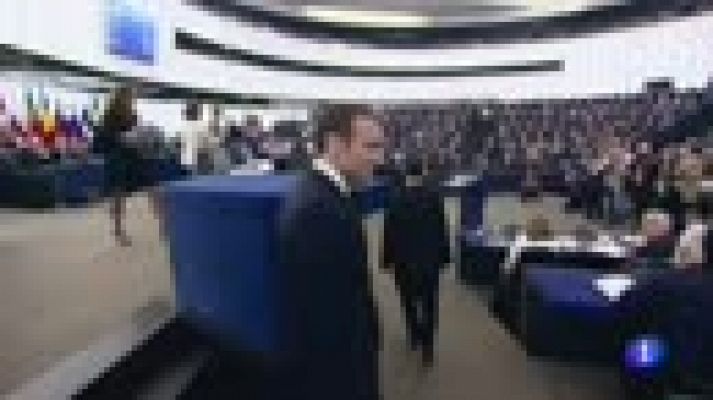 Macron rechaza "los nacionalismos" para allanar el camino "a la soberanía europea"