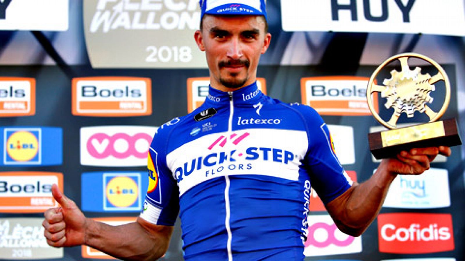 El francés Julian Alaphilippe (Quick Step) privó al español Alejandro Valverde de la que habría sido su sexta victoria en la clásica ciclista Flecha Valona, que cumplió este miércoles su 82 edición con 198,5 kilómetros entre Seraing y el Muro de Huy.