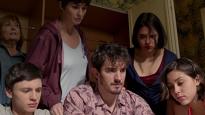 Fugitiva - Los chicos descubren que su padre tenía una amante