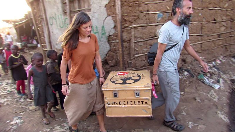 Dos españoles promueven el cine por África a pedales con su cinecicleta