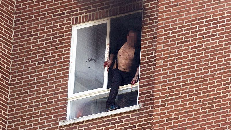 Asesina presuntamente a su expareja y a la madre de ésta y se tira por la ventana