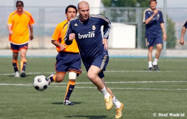  - Zidane juega de nuevo con el Madrid