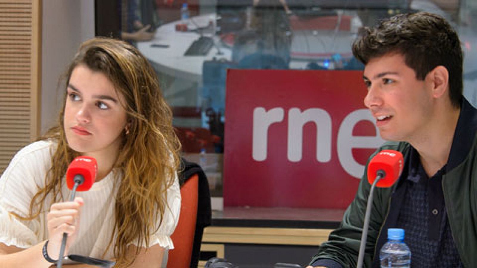 Las mañanas de RNE - Amaia canta una jota y Alfred deja un mensaje secreto en 'Las mañanas de RNE' - Ver ahora