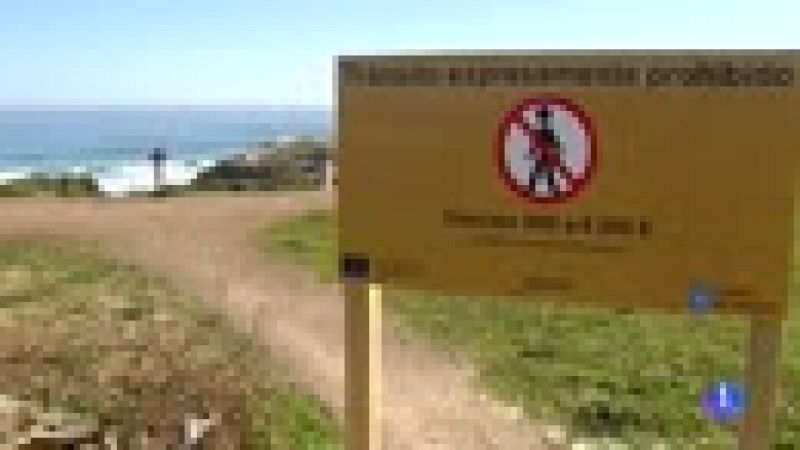 Prohibido caminar al borde de los acantilados en la playa de Las Catedrales