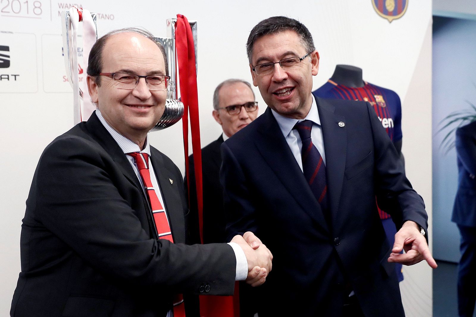 Bartomeu y Castro posan ante la copa | Ver