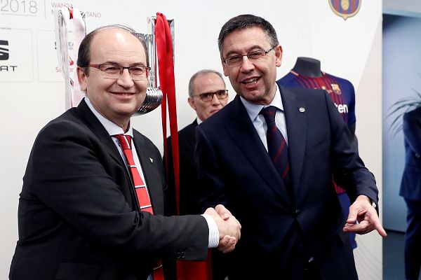 Telediario 1 - Bartomeu y Castro posan ante la copa