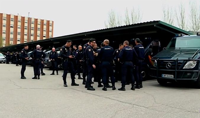 Telediario 1 - Prohibición de camiones, entradas personalizadas  y 3.200 efectivos de seguridad para la final de Copa