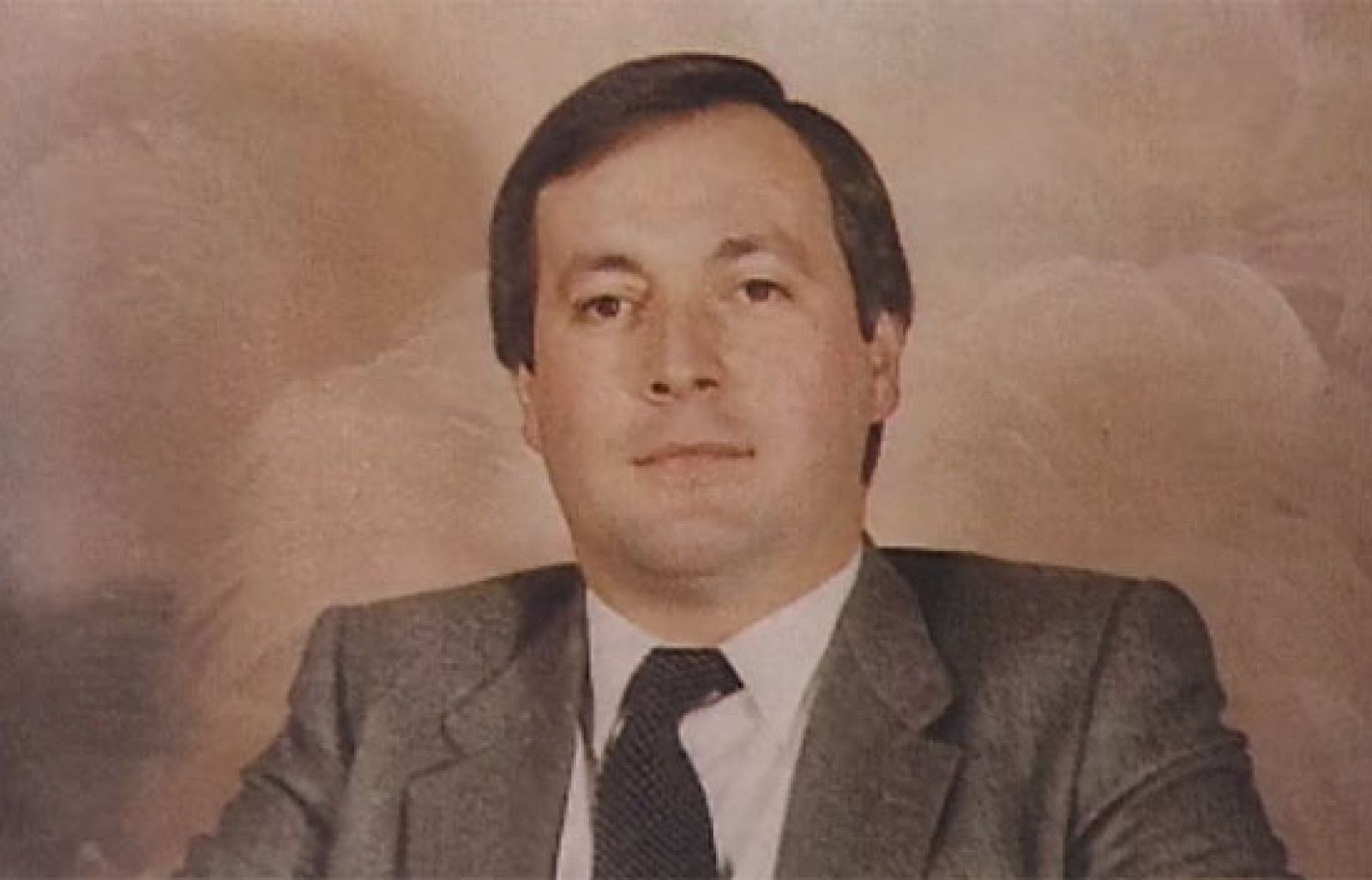 José Pérez Díaz, conocido como 'Pepe el del Popular', ha sido detenido en México. Se encontraba huido de la justicia desde 1991, cuando se descubrió en su oficina un agujero que la propia entidad cifró en más de 6.000 millones de pesetas (más de 36 millones de euros).