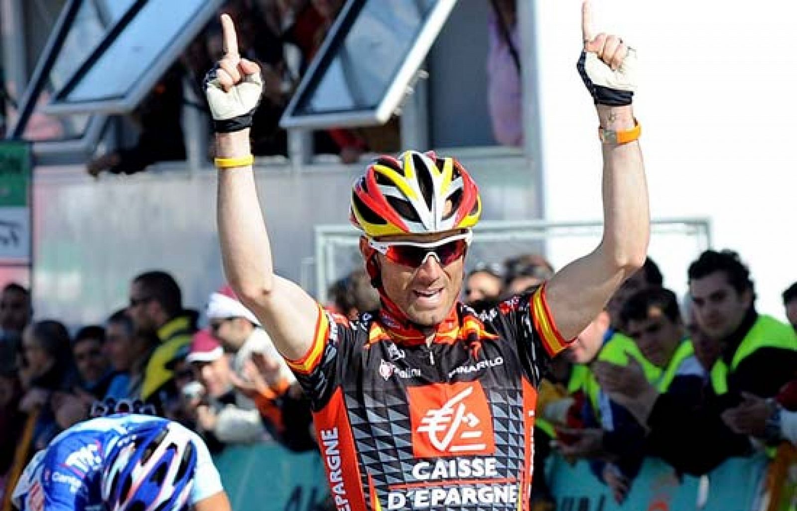 El español Valverde se ha impuesto en la tercera etapa de la Vuelta a Castilla y León, acabada en el Alto de San Isidro. El corredor del Caisse d'Epargne aprovechó el trabajo de su equipo para lanzar un ataque demoledor a 200 metros del final. 