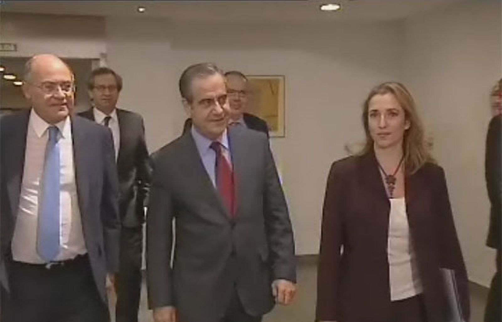 Un programa especial moderado por Ana Pastor analiza la crisis en TVE.