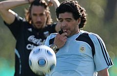 Maradona se estrena en partido oficial