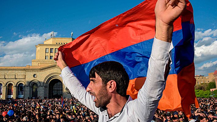 20H - Las protestas derriban al primer ministro de Armenia
