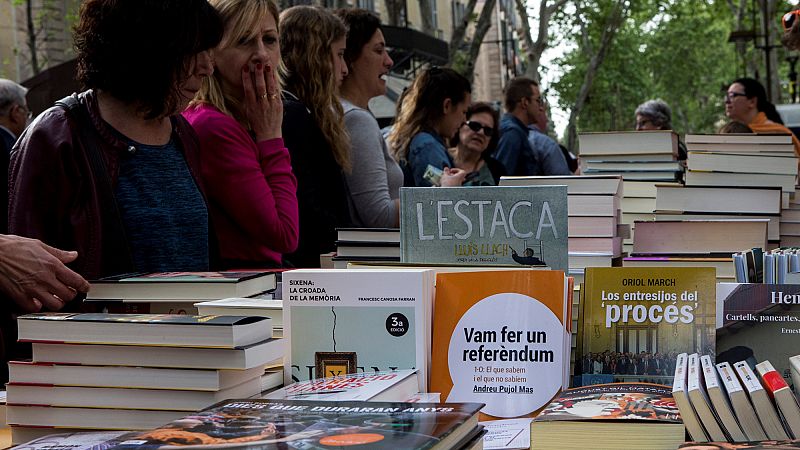 Cataluña celebra un Sant Jordi atípico y sin actos oficiales 