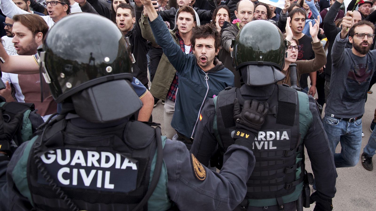 Telediario 1: La Fiscalía denuncia a nueve profesores por humillar supuestamente a hijos de guardias civiles tras el 1-O | RTVE Play