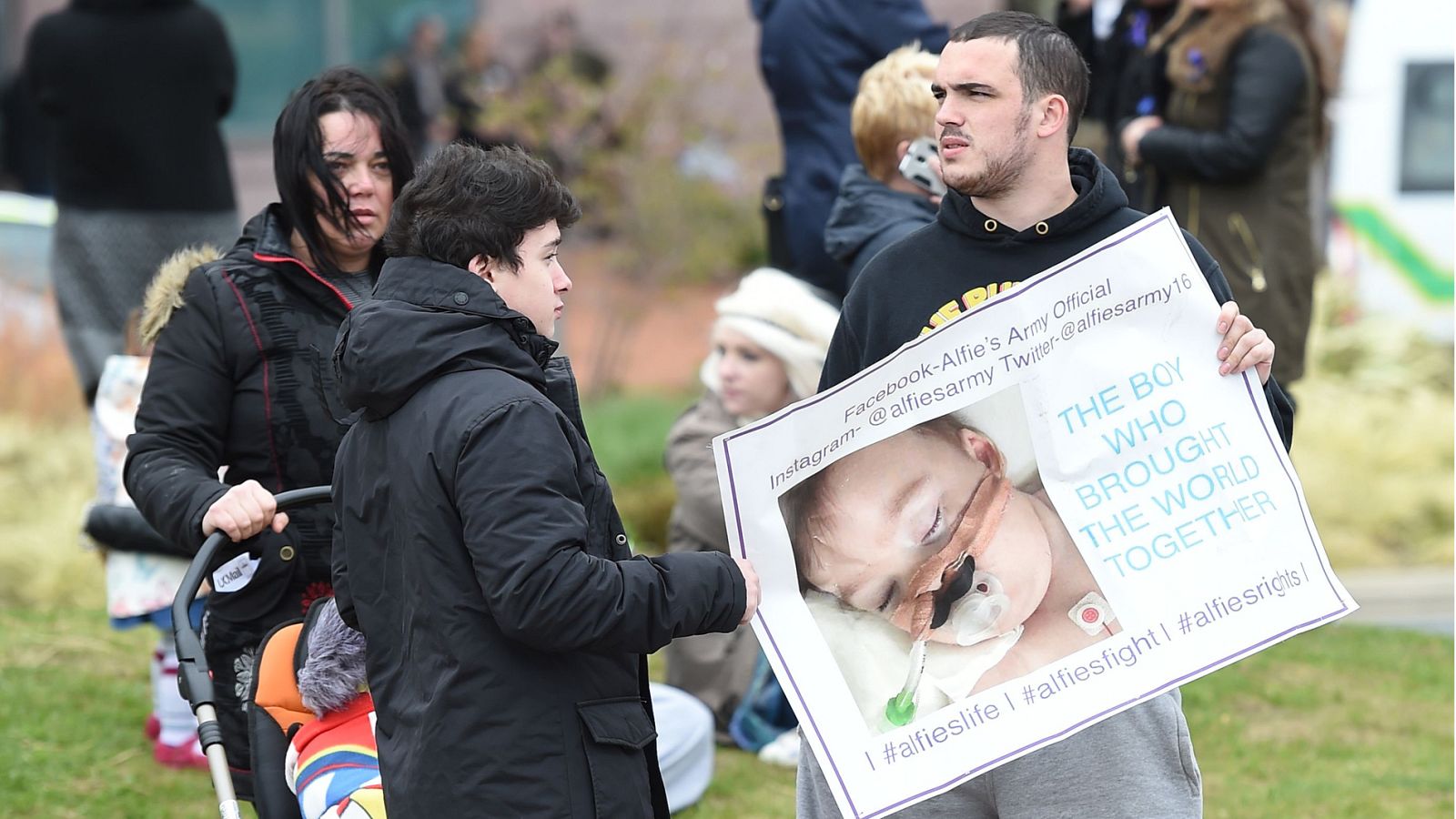 Los padres de Alfie Evans luchan por trasladar al bebé a Roma para mantenerlo vivo