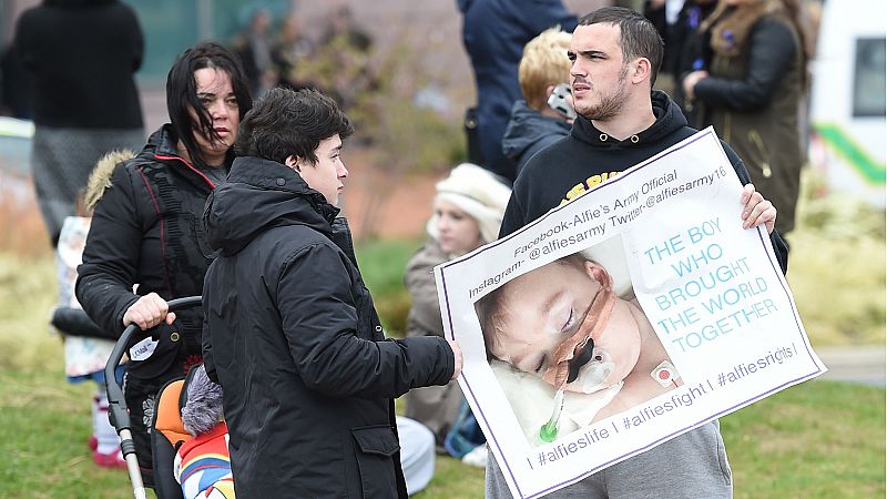 Los padres de Alfie Evans luchan por trasladar al bebé a Roma para mantenerlo vivo