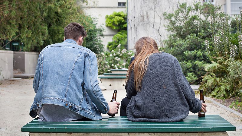 El Congreso da luz verde a las bases de la ley del alcohol para acabar con el botellón en menores de edad