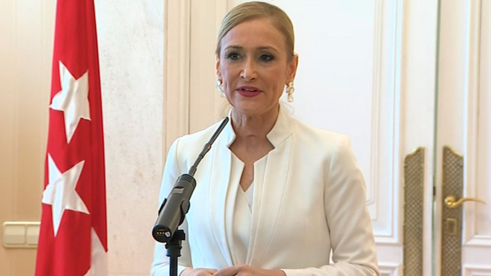 La presidenta de la Comunidad de Madrid, Cristina Cifuentes, ha presentado este miércoles su dimisión tras el escándalo del caso de su máster y tras la publicación de un vídeo de 2011 en que se la ve presuntamente robando en un supermercado, cuando e