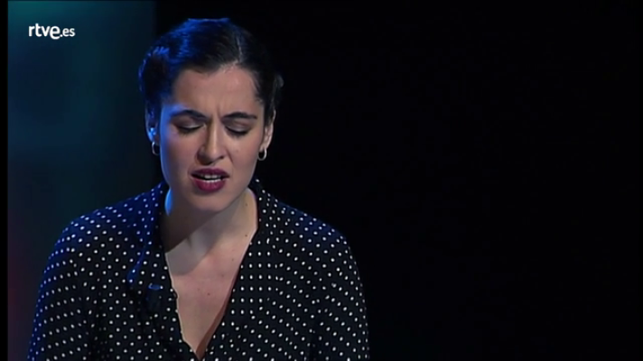 Versión española - Silvia Pérez Cruz interpreta la canción 'No hay tanto pan' de 'Cerca de tu casa' en Versión Española