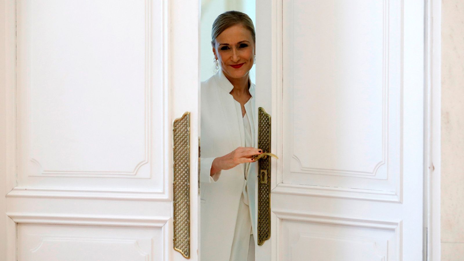 Cifuentes dimite sintiéndose objeto de una "campaña de acoso y derribo"