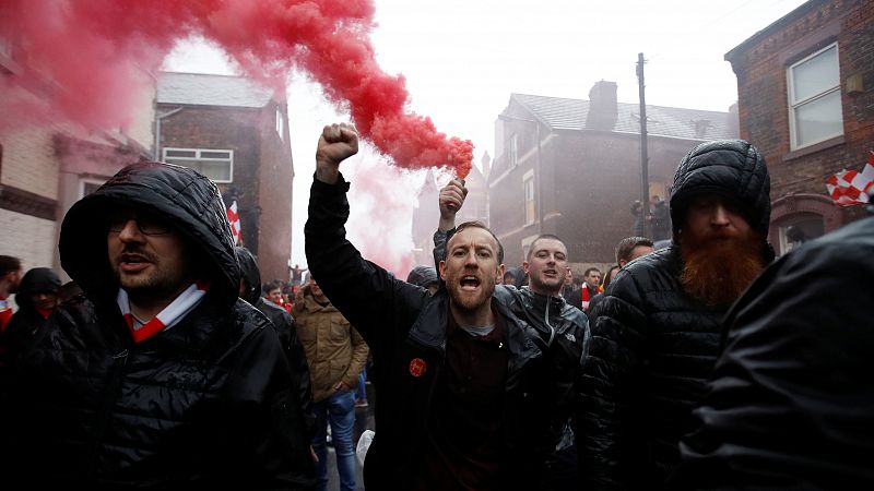 La Policía de Merseyside ha arrestado a dos aficionados de la AS Roma sospechosos de intento de asesinato, después de que un hombre sufriese lesiones grave durante un incidente en los momentos previos a la semifinal de la Liga de Campeones que midió