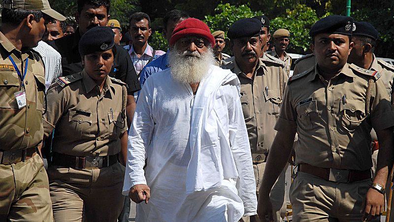 El gurú indio Asaram Bapu es condenado a cadena perpetua por violar a una menor 