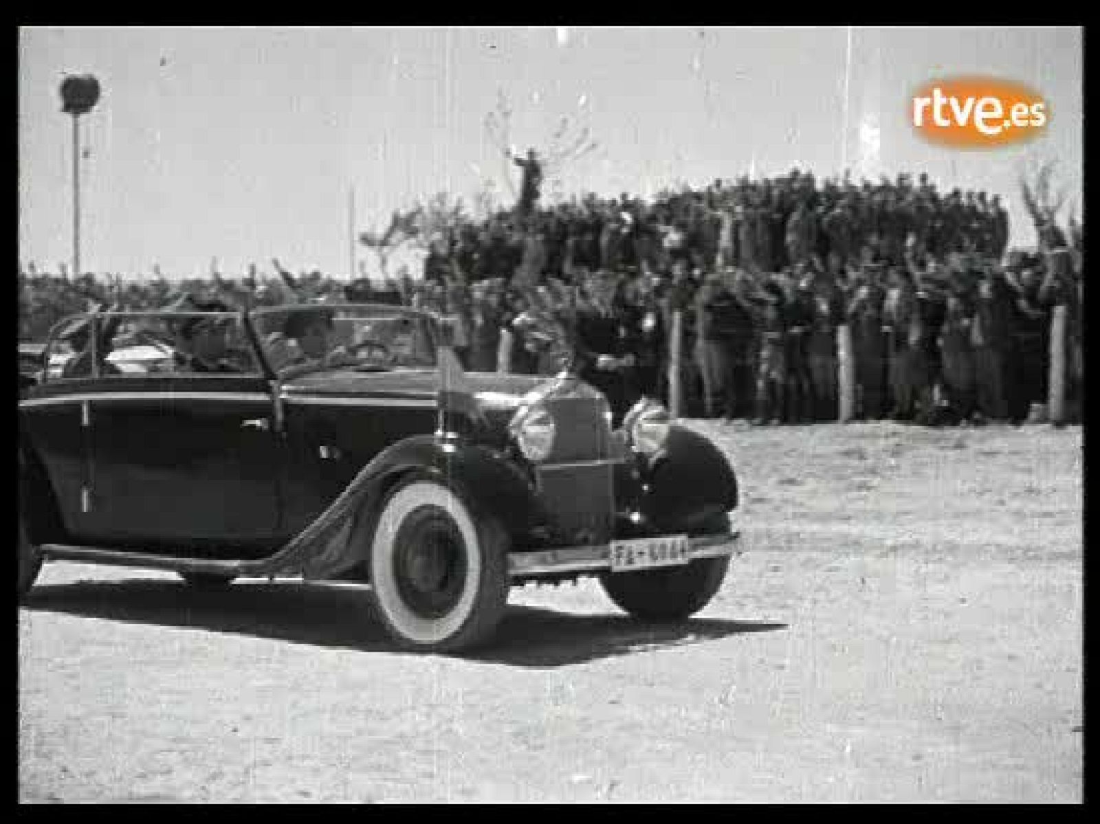 El general Franco pasando revista a las tropas en 1939