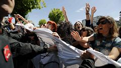 Cientos de personas muestran su indignación ante la Audiencia de Navarra tras la sentencia a 'La Manada'