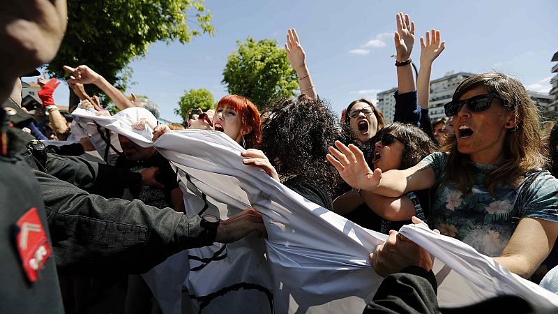 Cientos de personas muestran su indignación ante la Audiencia de Navarra tras la sentencia a 'La Manada'