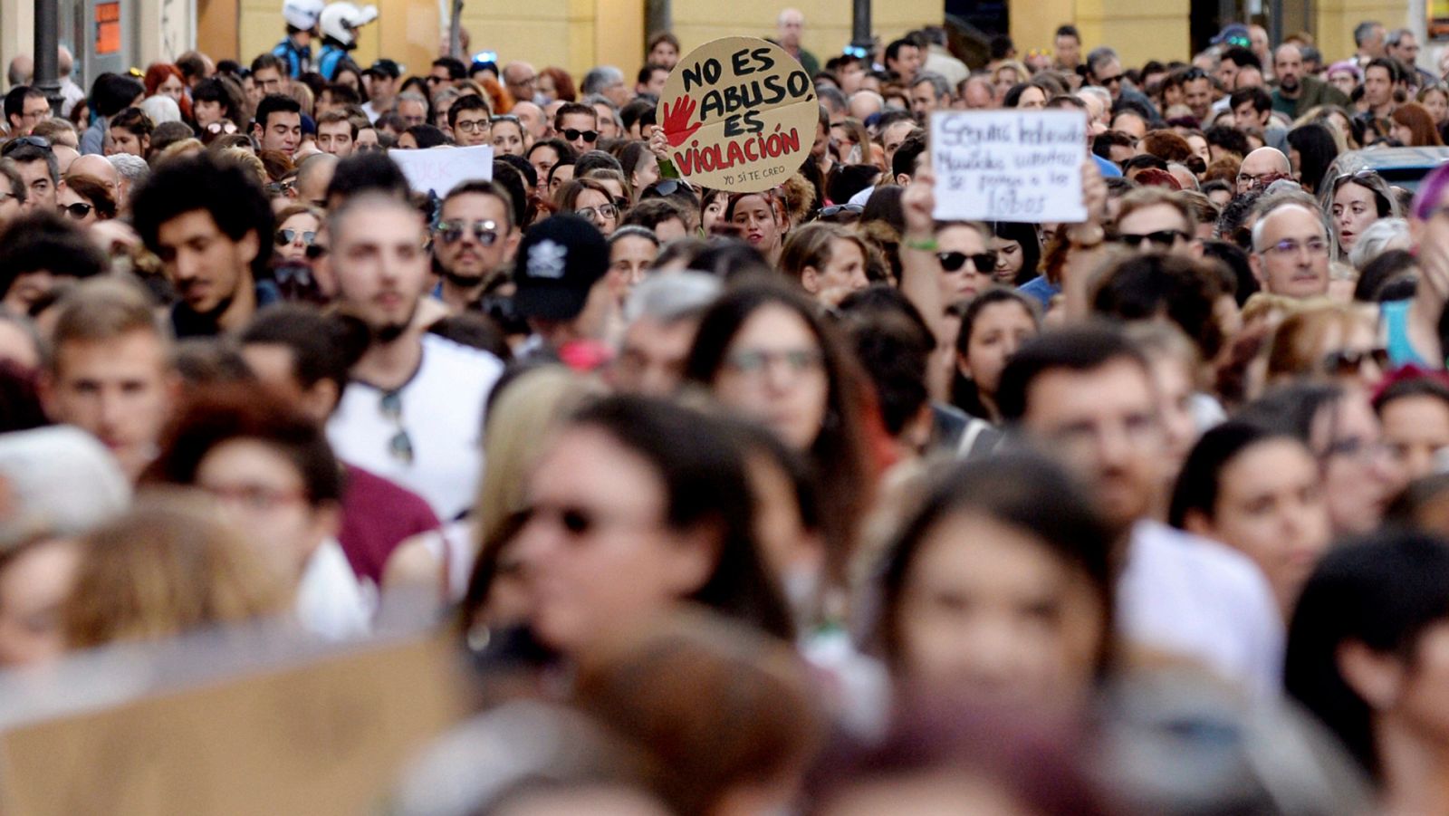 "Yo sí te creo": la indignación por la sentencia del juicio de 'La Manada' recorre las calles del país 