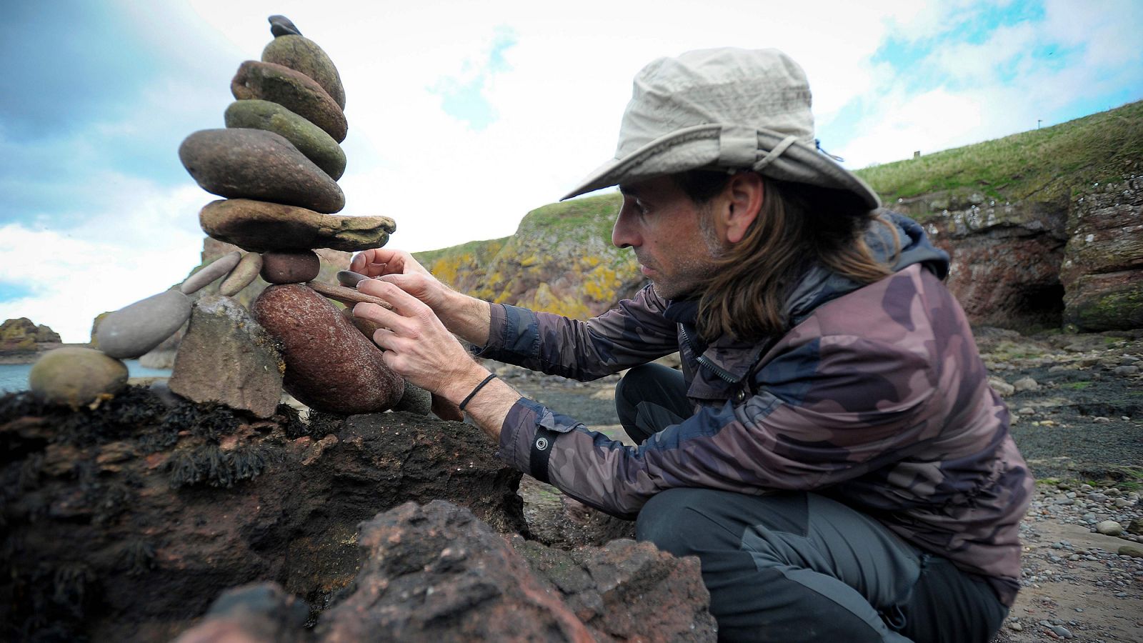 Telediario 1: El arte de Pedro Durán y el 'Stone Balance': esculpir con piedras en base sólo al equilibrio | RTVE Play