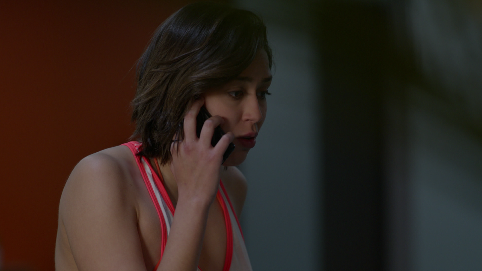 Fugitiva - Claudia llama a su padre para decirle que están bien