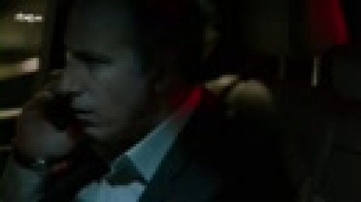 Fugitiva - Claudia llama a su padre para decirle que están bien