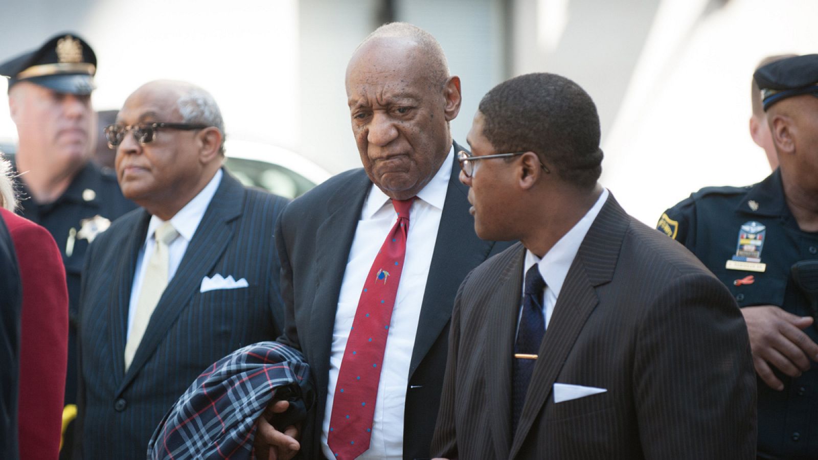 Telediario 1: Bill Cosby, culpable de agresión sexual por abusar de una mujer en 2004 | RTVE Play