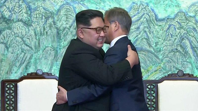 Abrazo entre los líderes de las dos Coreas